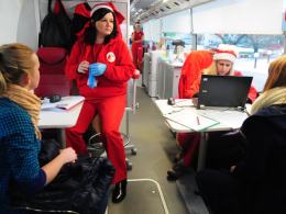 Mikołajkowa akcja krwiodawstwa na Placu Wolności