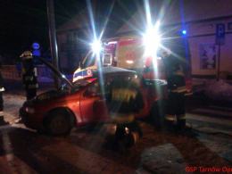 Pijany kierowca roztrzaskał auto o latarnię. Pasażer walczy o życie