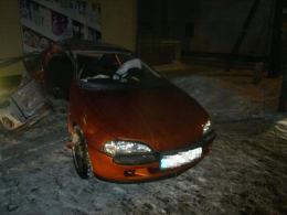 Pijany kierowca roztrzaskał auto o latarnię. Pasażer walczy o życie