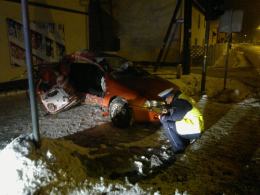 Pijany kierowca roztrzaskał auto o latarnię. Pasażer walczy o życie
