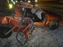 Pijany kierowca roztrzaskał auto o latarnię. Pasażer walczy o życie