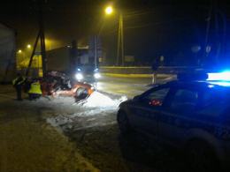 Pijany kierowca roztrzaskał auto o latarnię. Pasażer walczy o życie