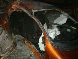 Pijany kierowca roztrzaskał auto o latarnię. Pasażer walczy o życie