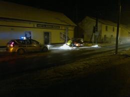 Pijany kierowca roztrzaskał auto o latarnię. Pasażer walczy o życie