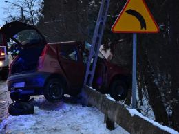 Wpadła w poślizg i uderzyła w betonowy słup