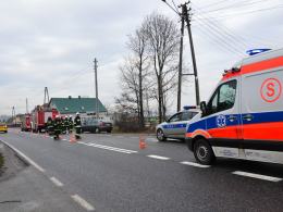 Samochód uderzył w słup, kierującej nic się nie stało