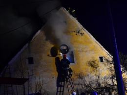 Pożar w Brzezinie. Strażacy musieli rozebrać dach