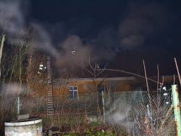 Pożar w Brzezinie. Strażacy musieli rozebrać dach