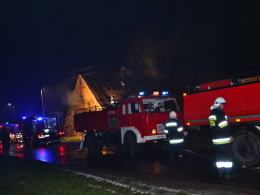 Pożar w Brzezinie. Strażacy musieli rozebrać dach