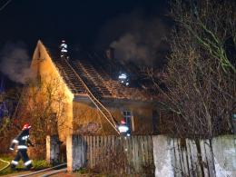 Pożar w Brzezinie. Strażacy musieli rozebrać dach