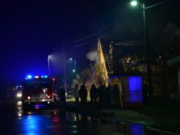 Pożar w Brzezinie. Strażacy musieli rozebrać dach