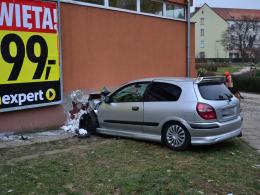 Roztrzaskał samochód o ścianę budynku i uciekł