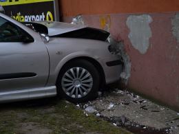 Roztrzaskał samochód o ścianę budynku i uciekł