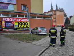 Roztrzaskał samochód o ścianę budynku i uciekł