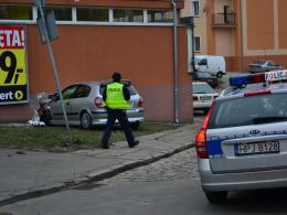 Roztrzaskał samochód o ścianę budynku i uciekł