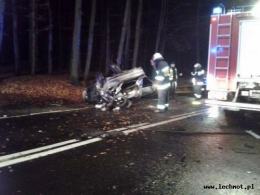 BMW uderzyło w drzewo i dachowało. Cztery osoby są ranne