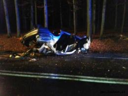 BMW uderzyło w drzewo i dachowało. Cztery osoby są ranne