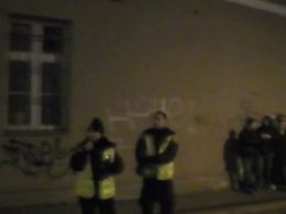 Strażnicy stali kilka metrów od bójki, ale nie interweniowali.