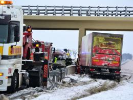 Ciężarówka wbiła się w wiadukt na autostradzie