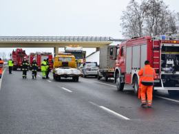 Ciężarówka wbiła się w wiadukt na autostradzie