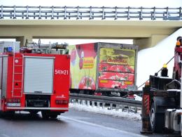 Ciężarówka wbiła się w wiadukt na autostradzie