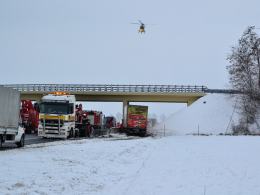 Ciężarówka wbiła się w wiadukt na autostradzie
