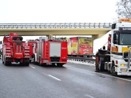 Ciężarówka wbiła się w wiadukt na autostradzie