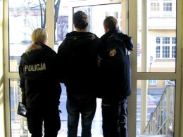 Dwóch 17-latków napadło na przechodnia, są już w areszcie