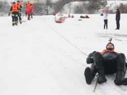 Zobacz jak pomóc człowiekowi, pod którym załamał się lód