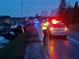Samochód wpadł do rowu, chwilę później uderzył w niego kolejny pojazd