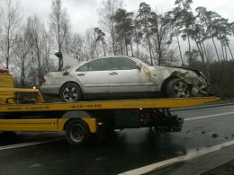 Kierowca mercedesa wpadł w poślizg i dachował