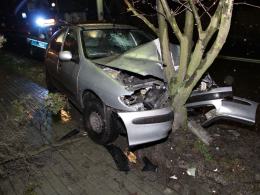 Kierowca roztrzaskał auto na drzewie i uciekł