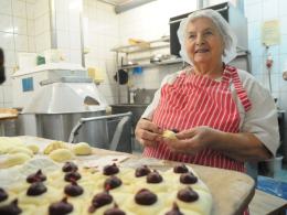 Jadwiga Malik ma 85 lat i nie wyobraża sobie nocy przed Tłustym Czwartkiem bez przygotowywania pączków.