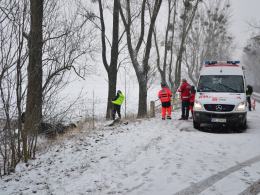 Kierowca toyoty zginął po uderzeniu w drzewo i dachowaniu