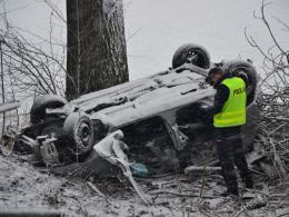 Kierowca toyoty zginął po uderzeniu w drzewo i dachowaniu