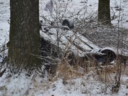 Kierowca toyoty zginął po uderzeniu w drzewo i dachowaniu