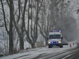 Kierowca toyoty zginął po uderzeniu w drzewo i dachowaniu