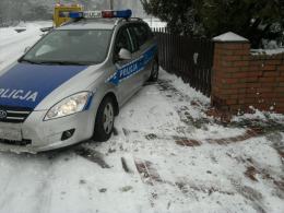 Radiowóz jadący do wypadku wjechał w płot