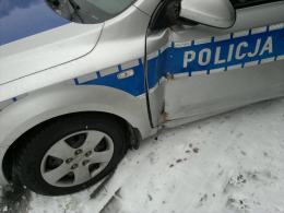 Radiowóz jadący do wypadku wjechał w płot