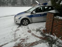 Radiowóz jadący do wypadku wjechał w płot