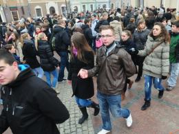 Prawie 400 par maturzystów zatańczyło poloneza na opolskim rynku