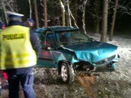 Citroen uderzył w drzewo na trasie Komprachcice - Szydłów