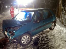 Citroen uderzył w drzewo na trasie Komprachcice - Szydłów