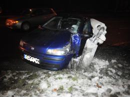 22-latek wypadł z drogi i skosił latarnię