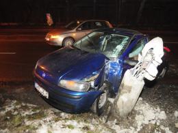 22-latek wypadł z drogi i skosił latarnię