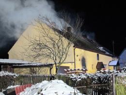 10 zastępów strażaków gasiło pożar domu jednorodzinnego