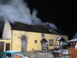 10 zastępów strażaków gasiło pożar domu jednorodzinnego