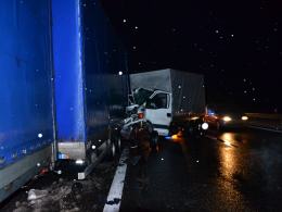 Zderzenie busa i ciężarówki na autostradzie