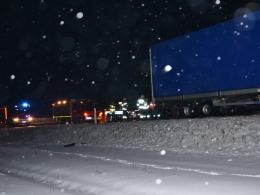 Zderzenie busa i ciężarówki na autostradzie