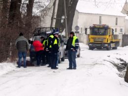 Śmiertelny wypadek w Zakrzowie. Auto wylądowało w stawie.
